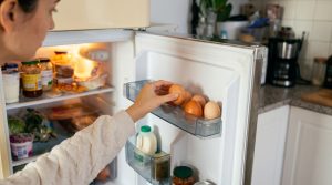 No uses el huevero de la puerta: la guía definitiva de la USDA para almacenar huevos sin peligro