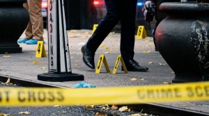 Más de 20 disparos durante una vigilia en Elizabeth, Nueva Jersey: una persona muerta, cuatro heridas y un sedán rojo que aparece incendiado en Newark
