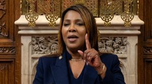 LETITIA JAMES DENUNCIA ATAQUES DE TRUMP Y LLAMA A DEFENDER EL VOTO FRENTE AL RACISMO Y LA DIVISIÓN