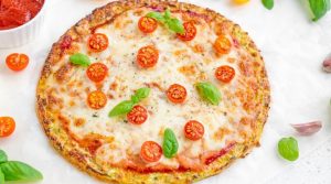 ¿Se puede disfrutar pizza y comer verdura a la vez? Esta receta de base de calabacín lo demuestra