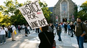 Las universidades estadounidenses, bajo escrutinio: el caso que transformó el dolor de una estudiante en un movimiento nacional contra la violencia sexual