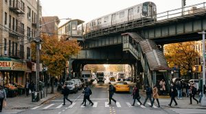Nueva York: anuncian interrupciones en el tren A, avanzan proyectos de vivienda y crece el debate sobre el tránsito