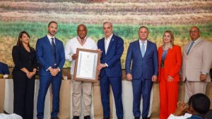 Más de RD 25,000 millones en financiamientos a 19,000 productores y subsidio de RD 2,000 millones a fertilizantes: el sector agropecuario reconoce el respaldo del Gobierno en la XXXV Medalla de Honor al Mérito de la ADHA