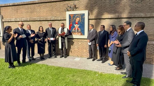 luis-abinader-pide-oraciones-por-la-salud-del-papa-leon-xiv-19eb17df-focus-0-0-608-342